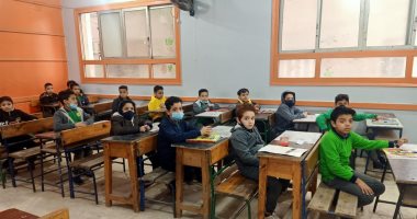طلاب الصف الرابع الابتدائى يؤدون امتحان العلوم والمهارات المهنية