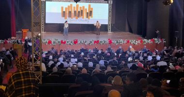 أسوان تواصل الاحتفال بعيدها القومى بعروض فنية على مسرح الصداقة.. لايف وصور