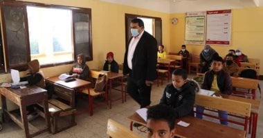  وكيل تعليم الوادى الجديد يتفقد امتحانات نصف العام بمدارس إدارة الخارجة