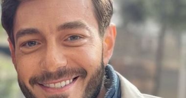 أحمد زاهر يروج لمسلسل "سوشيال" مع جيهان خليل وعابد عنانى.. ويعلق: قريبًا جدا