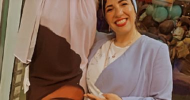 فاطمة مابتوقفهاش ظروف.. كملت تعليمها بعد الزواج وجسدت وجوهًا أفريقية على الطرح