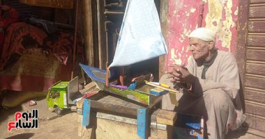 عم سيد عباس مسن بقلب شاب فى قنا.. أطلق عليه ساحر الصفيح لمهارته في صناعة المجسمات .. بدأ الحرفة بعد بلوغه سن المعاش ويصنع سيارات للأطفال وأدوات للخبيز.. ويؤكد: عاصرت 3 حروب وتلقيت العديد من التكريمات