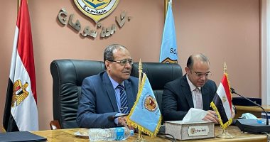 البورصة توزع كتيبات تعليمية لتعليم طلبة جامعة سوهاج الاستثمار بسوق المال 