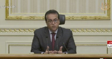 وزير التعليم العالى يستعرض تقريرا حول متابعة البرامج الجديدة بالجامعات المصرية