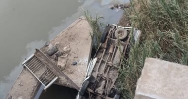إصابة شخصين فى سقوط سيارة ربع نقل من أعلى كوبري ميت غمر بالدقهلية.. صور