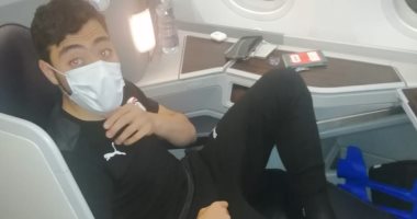 أكرم توفيق يصل القاهرة بعد إصابته بالرباط الصليبي مع المنتخب.. صور 