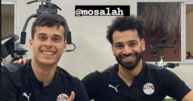 حارس مرمى إنبى ينشر صورة مع محمد صلاح ويهنئه بوصوله لـ44 هدفا مع المنتخب