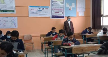 طلاب الصف الرابع الابتدائى يؤدون امتحان الدراسات وتكنولوجيا المعلومات 