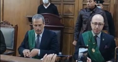 القاضى يطلب من متهم بحرق شقيقته تقبيل يد أمه لتنازلها عن الدعوى المدنية..فيديو