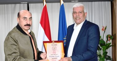 محافظ أسوان خلال لقائه بنقيب الزراعيين: دعم المشروعات الجارية للاستصلاح الزراعى