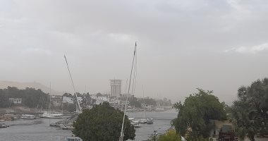عاصفة ترابية تضرب أسوان وانتشار مكثف للغيوم.. لايف