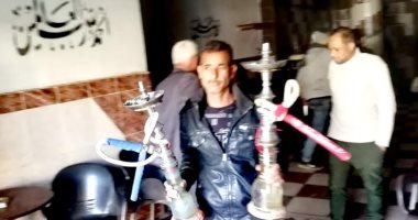 رئيس مدينة الأقصر يصادر عددا من الشيش أثناء مروره على المقاهى بمنطقة حي المطار