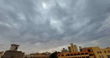 طقس بارد فى الأقصر مع غيوم كثيفة تغطى السماء وتحجب قرص الشمس من الصباح.. صور