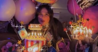 فيديو جديد لاحتفال ياسمين عبد العزيز بعيد ميلادها.. وسط البلالين وشمعة