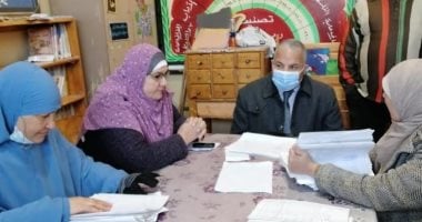 وكيل تعليم دمياط يحذر مديرة مدرسة من عدم فرض الانضباط والإجراءات الاحترازية