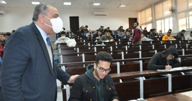 رئيس جامعة حلوان يتفقد لجان امتحانات نهاية الفصل الدراسى الأول بكلية الهندسة