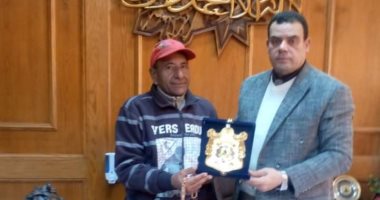 مسن يهوى قطع المسافات بين المحافظات سيرا على الأقدام وعميد تربية يكرمه بكفر الشيخ