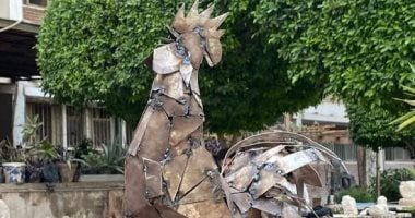"كرم" طالب بجامعة المنيا صمم تمثال لديك من الحديد.. عمل من الفسيخ شربات