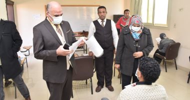 رئيس جامعة الأقصر يتابع سير امتحانات الفصل الدراسى الأول بكلية الألسن.. صور