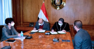 وزارة الصناعة توقع مع "اليونيدو" وثيقة مشروع تنمية وتطوير المجمعات الصناعية 