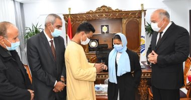 ربنا يسعدهم.. محافظ قنا يشهد خطوبة فتاة يتيمة مؤكدا: أنا وكيل العروسة