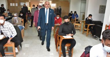 بالكمامات .. طلاب جامعة الأقصر يؤدون امتحانات الفصل الدراسى الأول بالكليات
