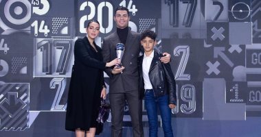 دائما معى.. رونالدو يعبر عن حبه لجورجينا لتواجدها أثناء تتويجه بجائزة الفيفا
