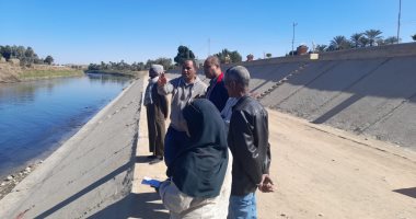 رئيس مدينة الطود يتابع العمل فى تطوير الجانب الغربى لترعة الكلابية بطول 140 مترا.. صور