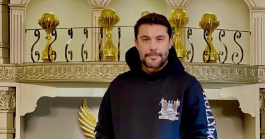 أحمد حسن يستعيد أمجاد أمم أفريقيا بـ " تي شيرت "  الصقر  و 4 كؤوس