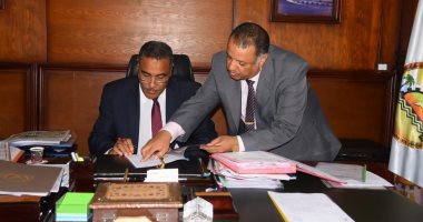 محافظ مطروح يصدق على إعفاء الطلاب المتحررين من الأمية من مصاريف المدارس
