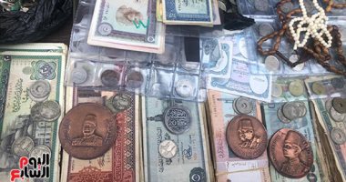 العملات القديمة تراث حى يحكى التاريخ.. تكتسب قيمتها المادية من تاريخها والتوقيع المطبوع عليها.. جنيه "الجملين" و"الجمل الواحد" و"المعبد" لا يقدر بثمن.. وهاوٍ يؤكد: العملات المصرية الملكية الأندر والأعلى سعرا