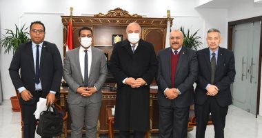 محافظ قنا يبحث مع ممثلى هيئة الإستثمار والمناطق الحرة سبل تنمية الإستثمار
