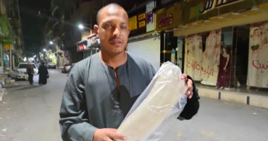 كفاح شاب من ذوى الهمم بالأقصر.. وائل يجوب الشوارع على قدميه منذ 17 سنة لبيع الليف البلدى والإفرنجى لإعانة والدته وأشقاؤه السبعة.. يعمل من 7 صباحاً حتى 2 ليلاً.. والأهالى يدعمونه ويساعدونه لكسب اللقمة الحلال