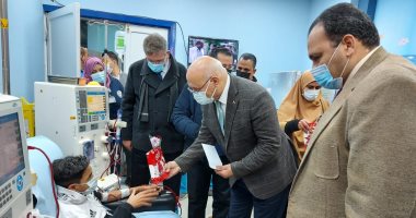 رئيس جامعة بنها يوزع الهدايا والورود على أطفال الغسيل الكلوى بالمستشفى الجامعى