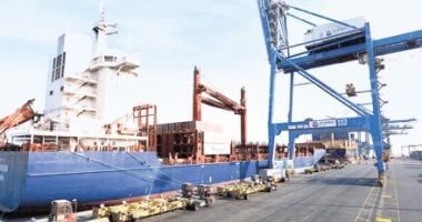اقتصادية قناة السويس درة التاج على ضفاف التنمية..  إنشاء مجمع صناعى لإنتاج الميثانول ومشتقاته بـ2.5 مليار دولار.. تطوير ميناء السخنة باستثمارات 20 مليار جنيه.. وتوطين صناعات البتروكيماويات بـ10 مليارات دولار