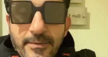 فيديو طريف لـ أحمد حلمي.. بيخبط على أم كلثوم ومش بتفتح