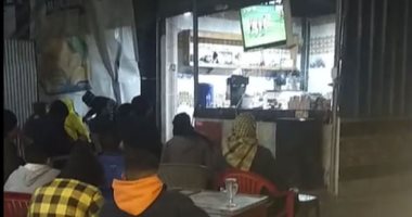 أهالى قرية محمد صلاح يتابعون مباراة مصر والسودان على المقاهى رغم برودة الطقس.. بث مباشر
