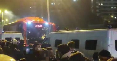 حافلة أتلتيكو مدريد تتعرض لهجوم من جماهير ريال سوسيداد.. فيديو 