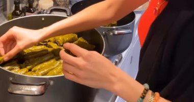بيلا حديد تعد محشى ورق العنب والكوسة مع أسرتها.. صور