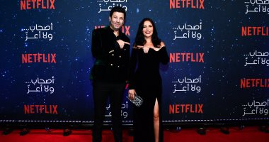 7 صور لـ منى زكى وإياد نصار من على السجادة الحمراء لفيلم "أصحاب ولا أعز"
