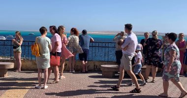 مباشر.. "خد لك صورة" سياح العالم يستمتعون بالطقس على كورنيش الغردقة