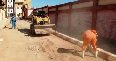 رفع 40 طن تراكمات وتنفيذ أعمال تهذيب الأشجار ورفع المخلفات بأسوان