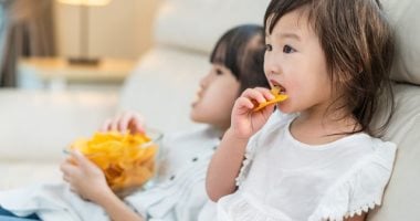 كيف تضر الوجبات السريعة بدماغ طفلك؟ خبراء تغذية يوضحون