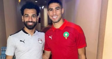 أشرف حكيمي ينشر صورته مع محمد صلاح بعد تأهل مصر والمغرب