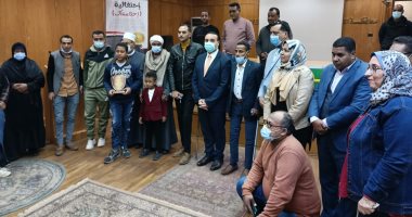 نائب محافظ الأقصر يشهد احتفالية "إحنا معاك" لتكريم أسر الشهداء.. صور