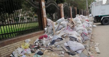 رفع مخلفات هدم بمحيط الحديقة الدولية فى مدينة نصر