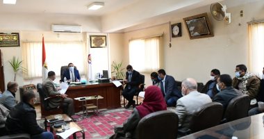نائب محافظ قنا يعقد اجتماعا مع المسئولين عن ملف تقنين أرضى الدولة بفرشوط
