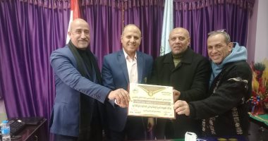 وكيل تعليم كفر الشيخ يكرم العاملين بإدارة المخازن ويحيل مدير مدرسة وملاحظين للتحقيق