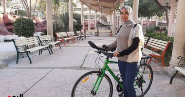 "اللى يعيش يا ما يشوف.. واللى يلف يشوف نجوى".. فتاة من الشرقية تجوب محافظات مصر على الدراجة.. نجوى تنهى رحلتها من كفر الشيخ إلى أسوان فى 10 أيام.. وتؤكد: هدفى الترويج للسياحة الداخلية وطرق مصر آمنة