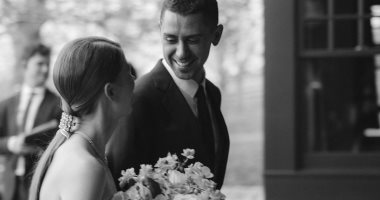 جينيفر جيتس تحتفل بأول عيد ميلاد لـ نايل نصار بعد زواجهما بصورة من حفل الزفاف